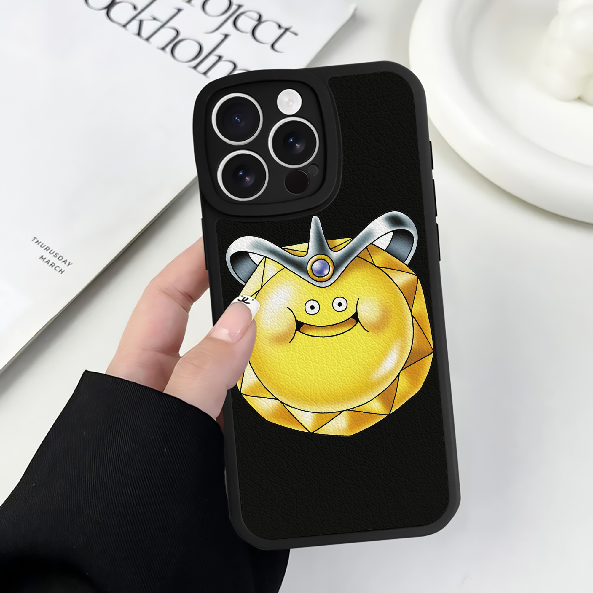 （画像用） ドラゴンクエスト Doragon Kuesuto Dragon Quest 【iPhone 16シリーズ対応】シリコンスマホケース（レザー調） 材質：シリコン